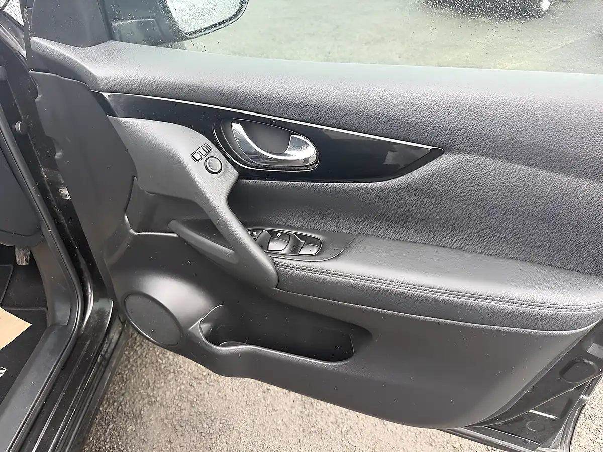 Used 2017 Nissan Qashqai Tekna Black - Interior and Exterior details 17
