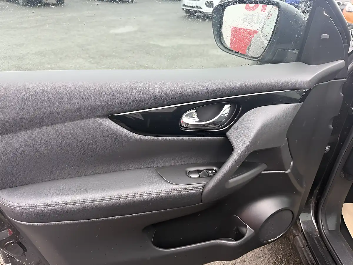 Used 2017 Nissan Qashqai Tekna Black - Interior and Exterior details 18