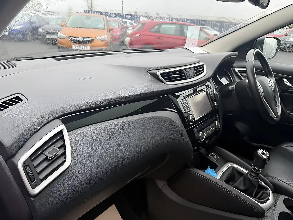 Used 2017 Nissan Qashqai Tekna Black - Interior and Exterior details 19