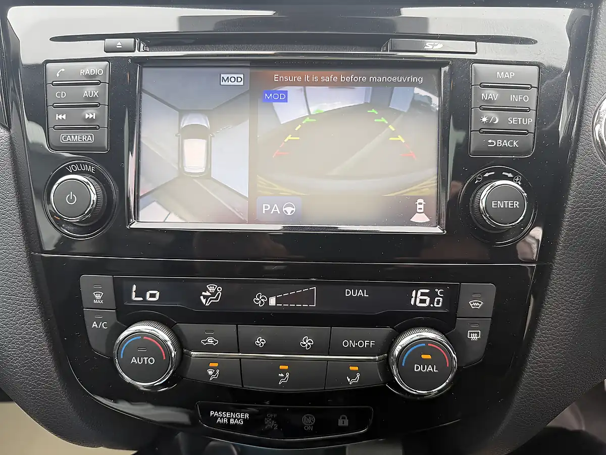 Used 2017 Nissan Qashqai Tekna Black - Interior and Exterior details 20