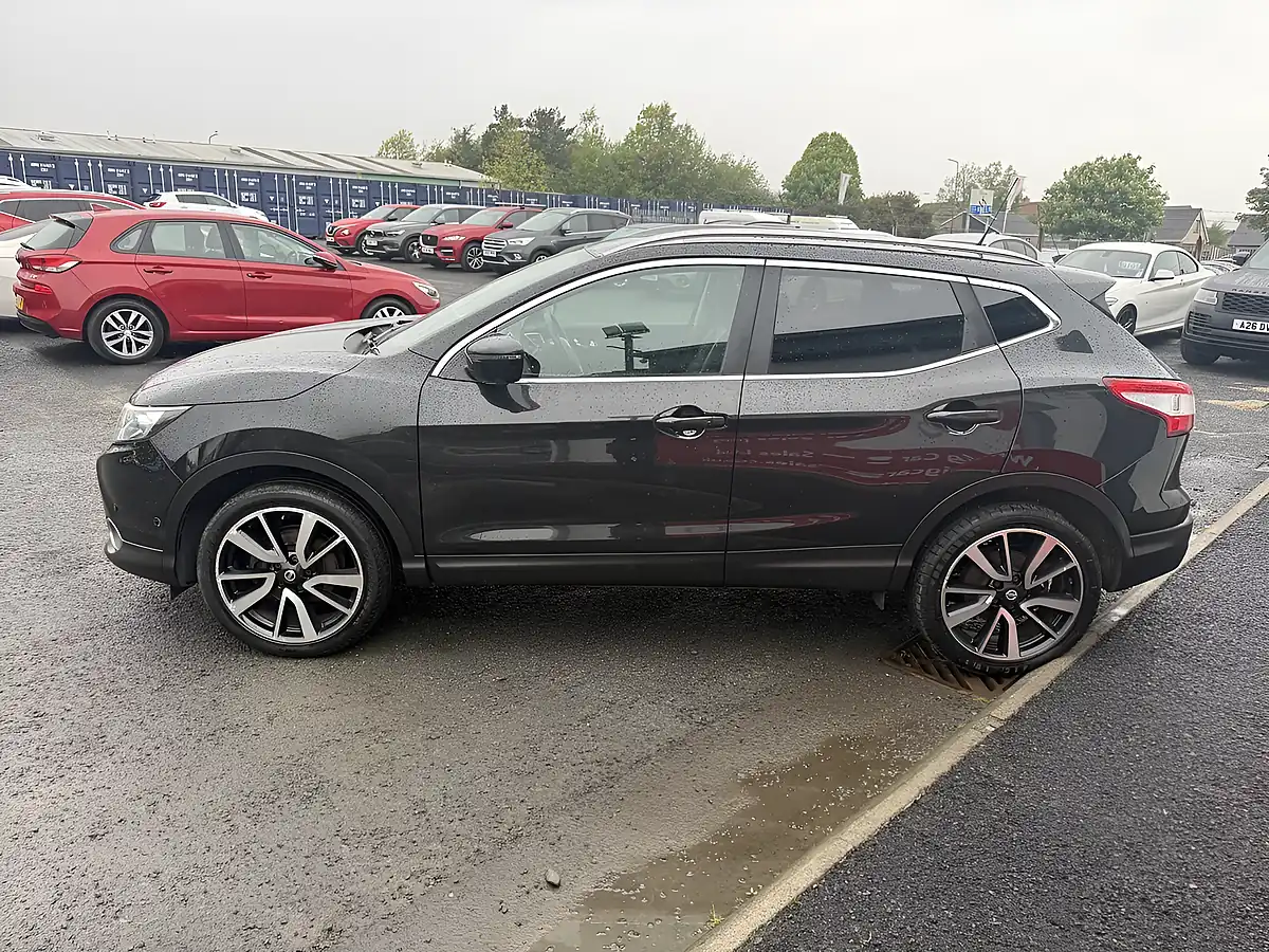 Used 2017 Nissan Qashqai Tekna Black - Interior and Exterior details 3