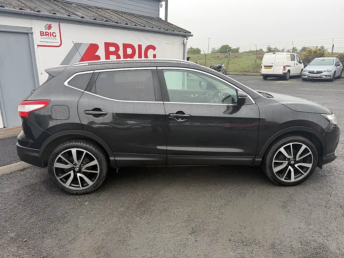 Used 2017 Nissan Qashqai Tekna Black - Interior and Exterior details 4