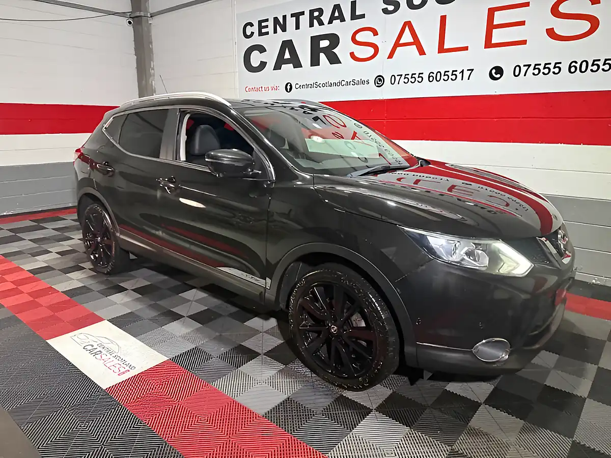 Used 2017 Nissan Qashqai Tekna Black - Front View