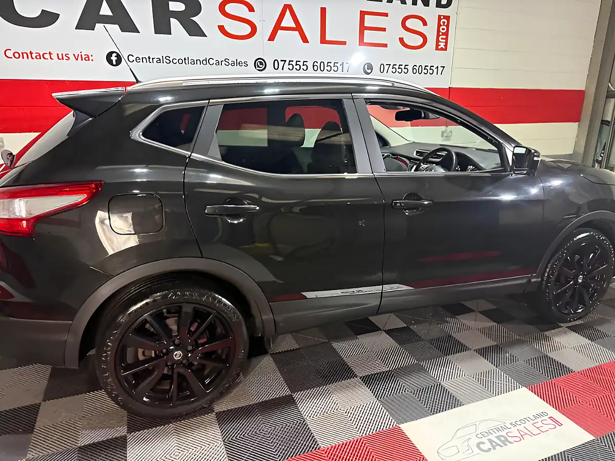 Used 2017 Nissan Qashqai Tekna Black - Interior and Exterior details 10