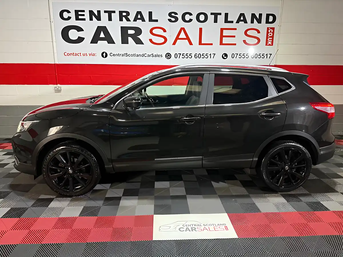 Used 2017 Nissan Qashqai Tekna Black - Interior and Exterior details 4