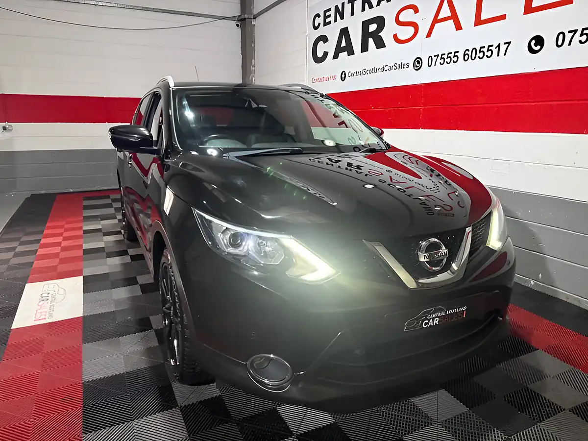 Used 2017 Nissan Qashqai Tekna Black - Interior and Exterior details 5