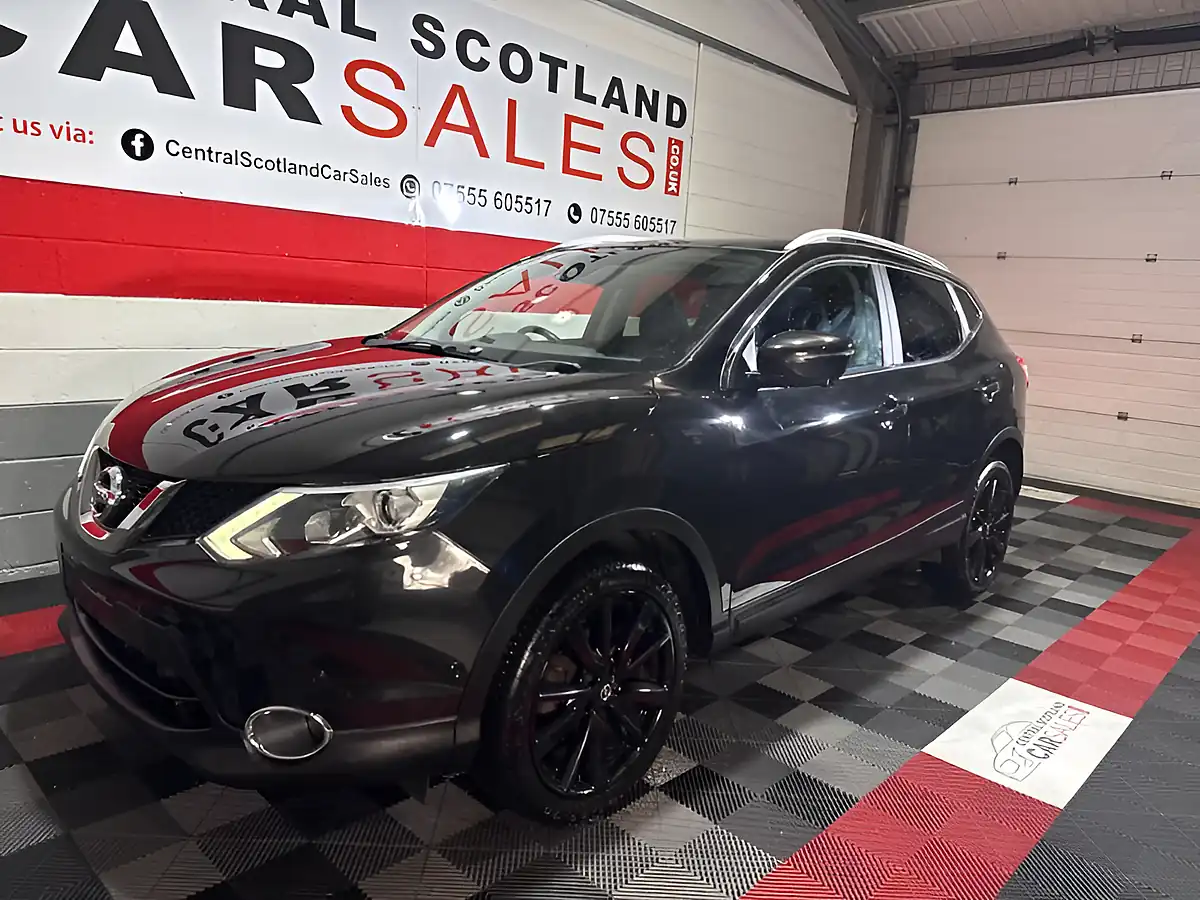 Used 2017 Nissan Qashqai Tekna Black - Interior and Exterior details 6