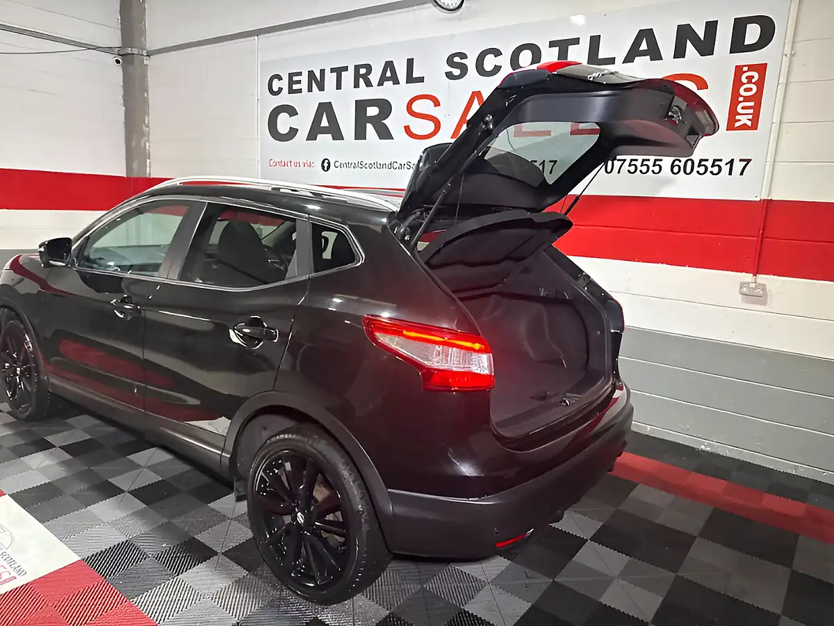 Used 2017 Nissan Qashqai Tekna Black - Interior and Exterior details 7