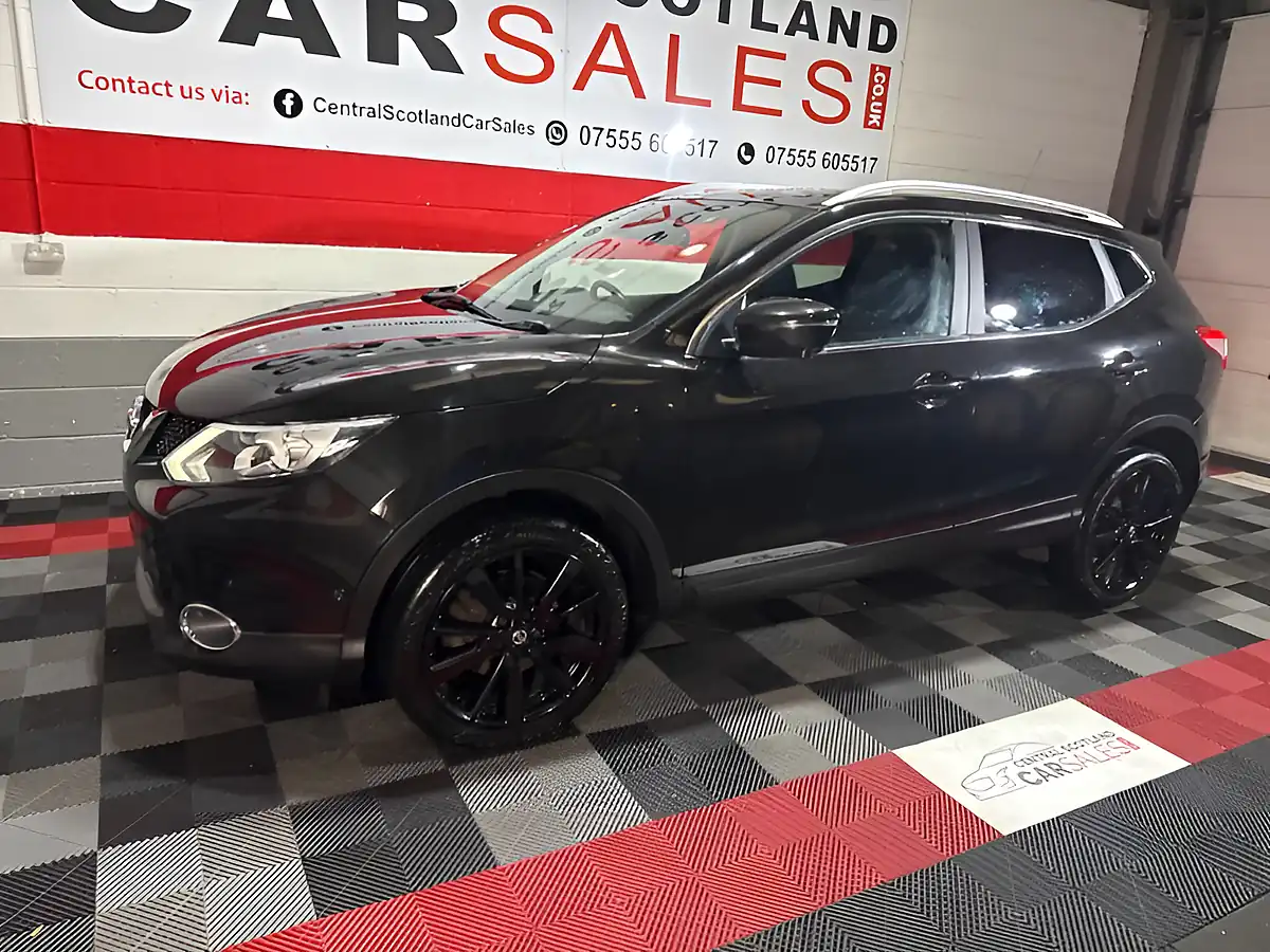 Used 2017 Nissan Qashqai Tekna Black - Interior and Exterior details 8