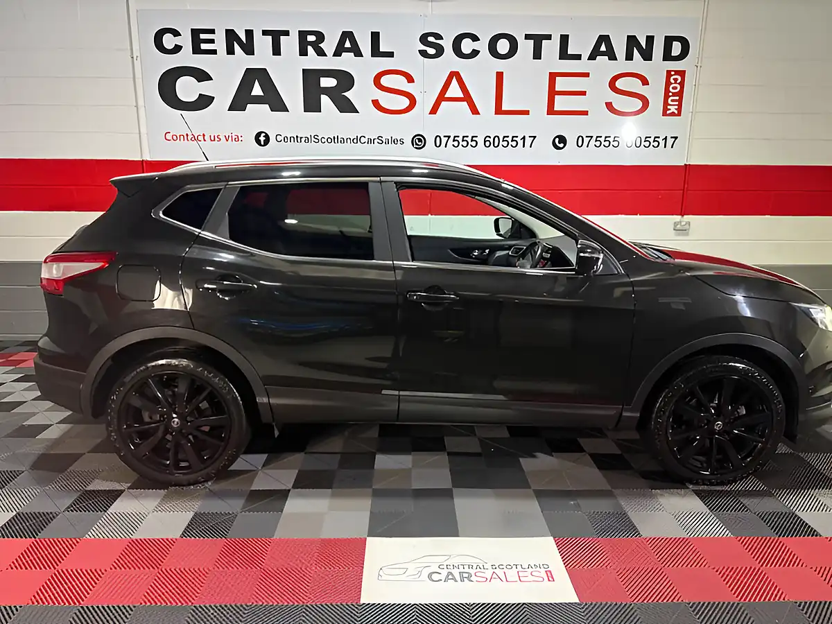 Used 2017 Nissan Qashqai Tekna Black - Interior and Exterior details 9