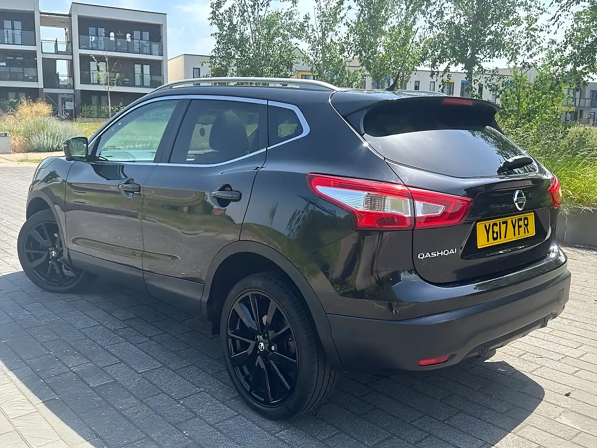 Used 2017 Nissan Qashqai Tekna Black - Interior and Exterior details 15