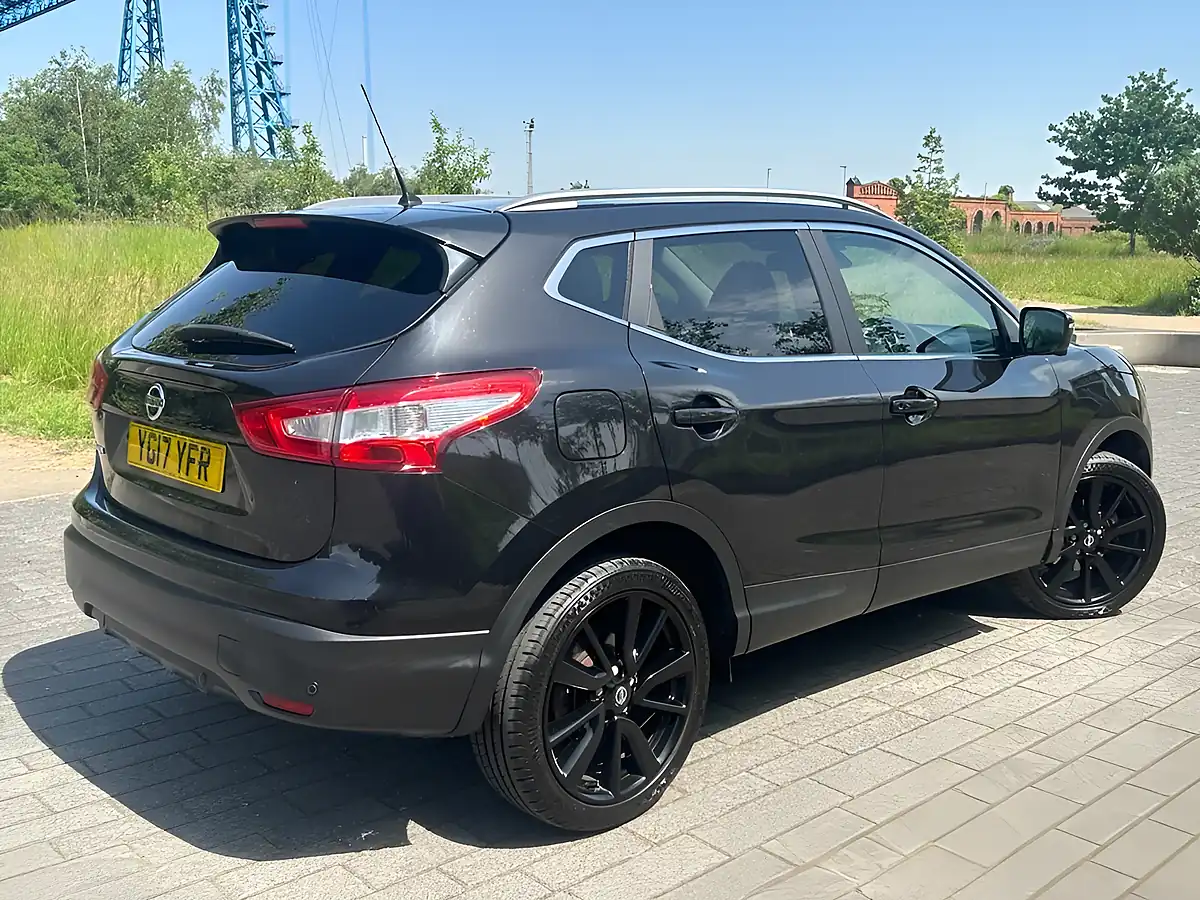 Used 2017 Nissan Qashqai Tekna Black - Interior and Exterior details 16