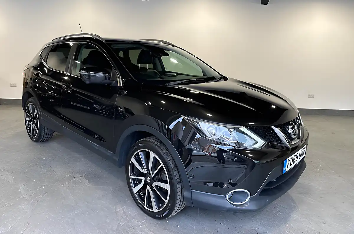 Used 2017 Nissan Qashqai Tekna Black - Front View