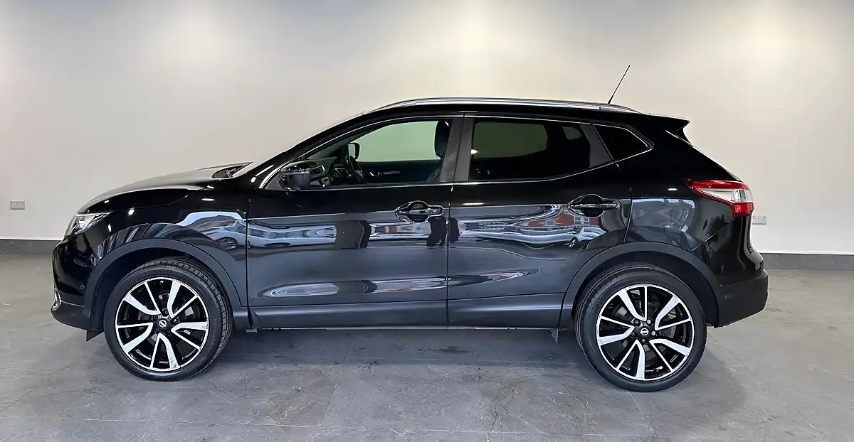 Used 2017 Nissan Qashqai Tekna Black - Interior and Exterior details 6