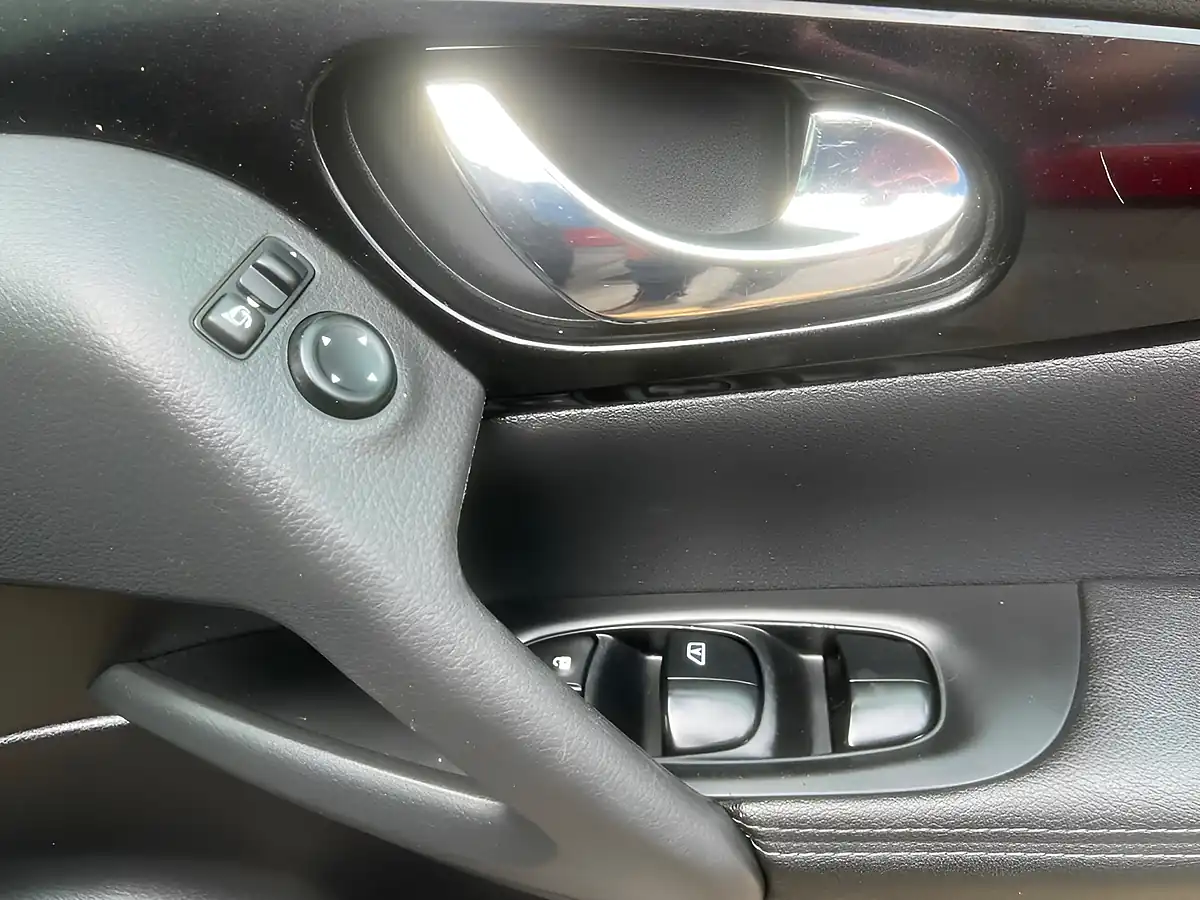 Used 2017 Nissan Qashqai Tekna Black - Interior and Exterior details 12