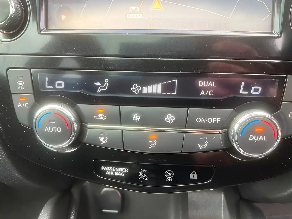 Used 2017 Nissan Qashqai Tekna Black - Interior and Exterior details 19