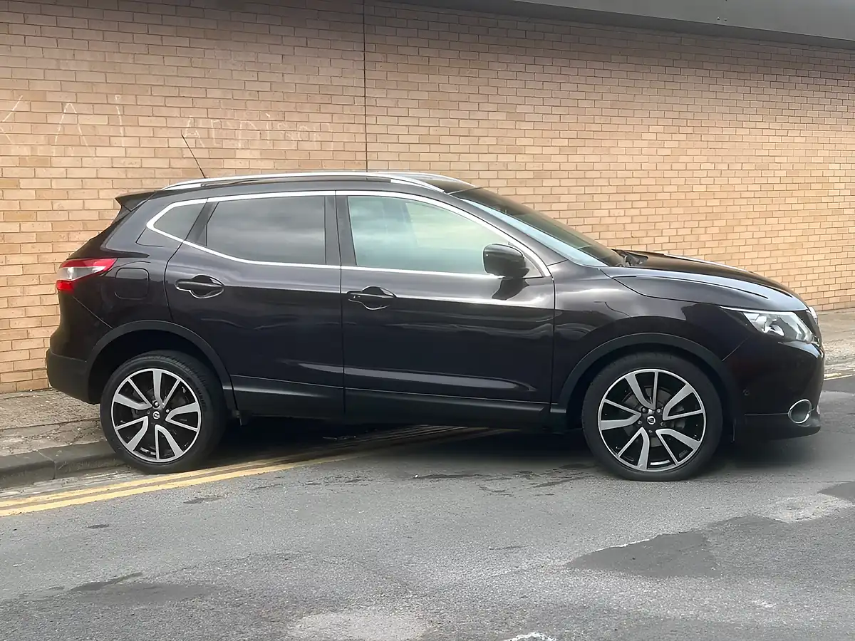 Used 2017 Nissan Qashqai Tekna Black - Interior and Exterior details 4