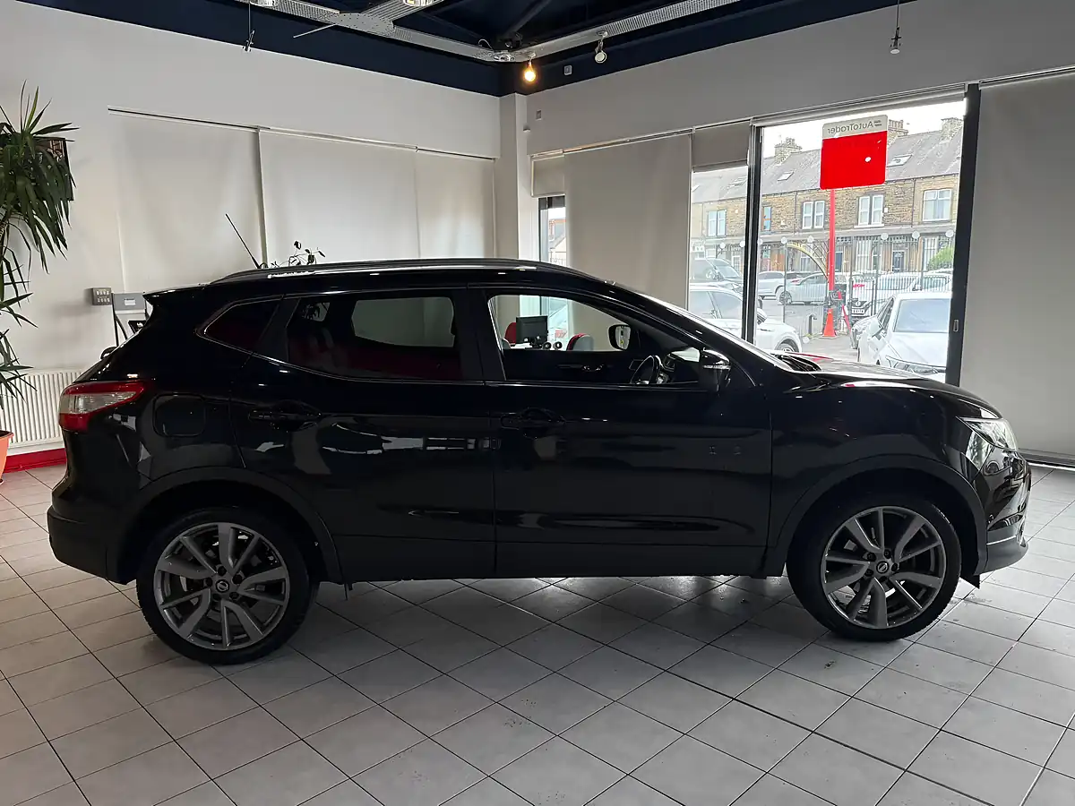 Used 2017 Nissan Qashqai Tekna Black - Interior and Exterior details 11