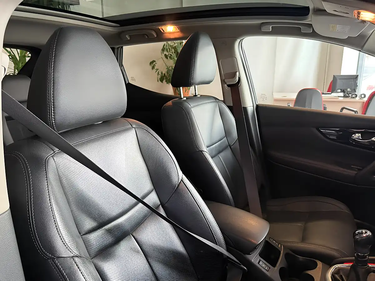 Used 2017 Nissan Qashqai Tekna Black - Interior and Exterior details 14