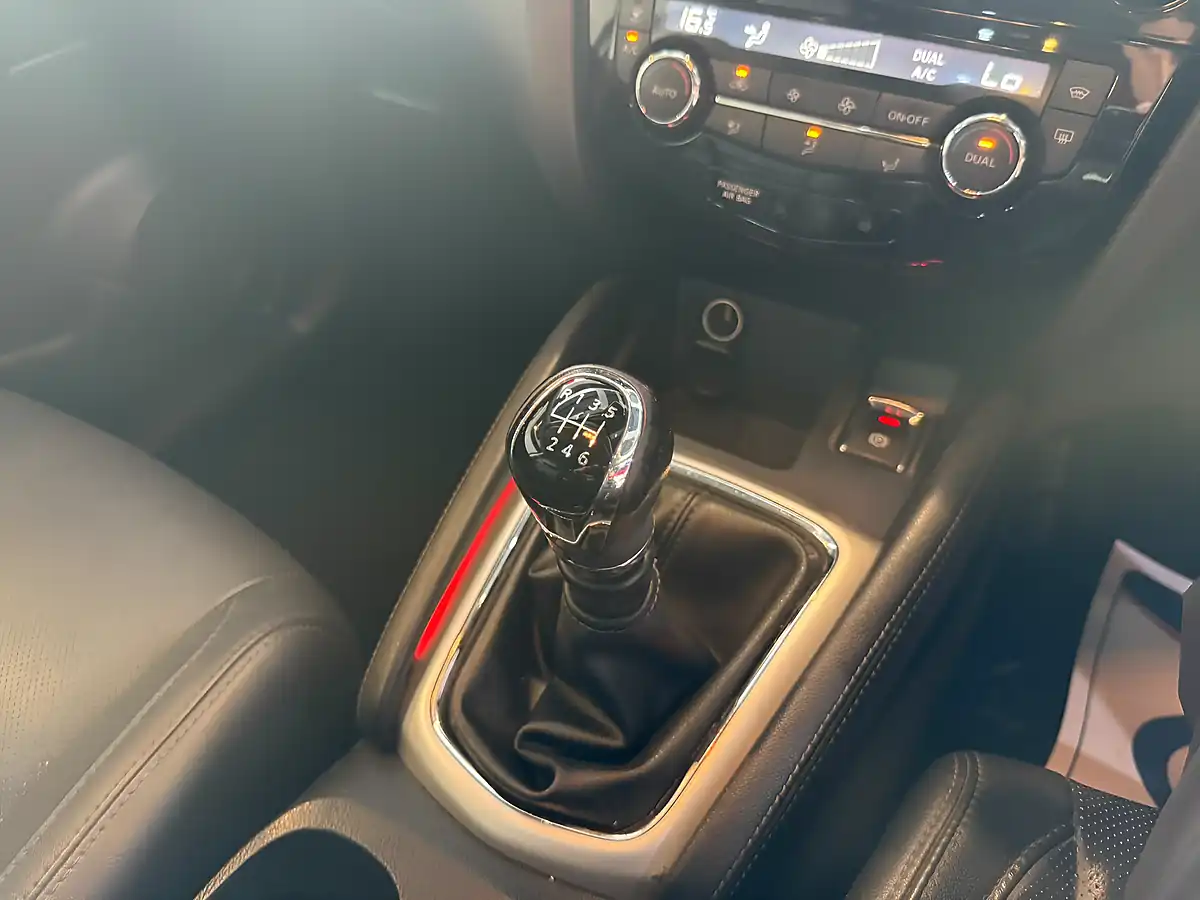 Used 2017 Nissan Qashqai Tekna Black - Interior and Exterior details 18