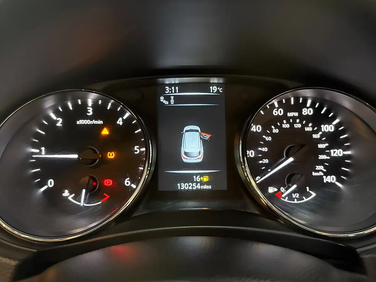 Used 2017 Nissan Qashqai Tekna Black - Interior and Exterior details 19