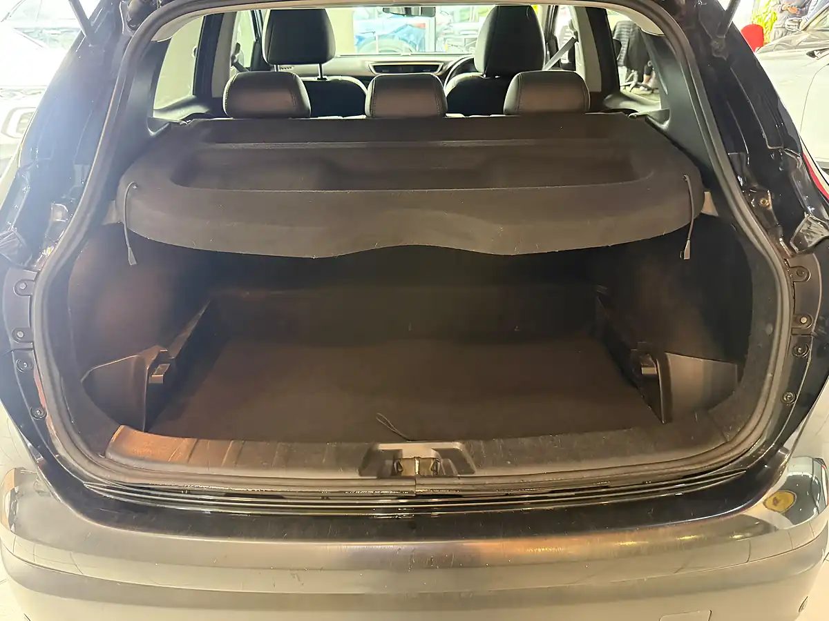 Used 2017 Nissan Qashqai Tekna Black - Interior and Exterior details 9