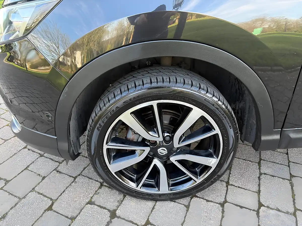 Used 2017 Nissan Qashqai Tekna Black - Interior and Exterior details 12