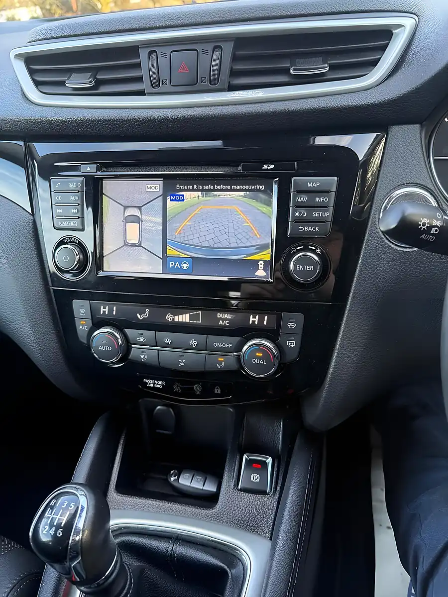 Used 2017 Nissan Qashqai Tekna Black - Interior and Exterior details 17
