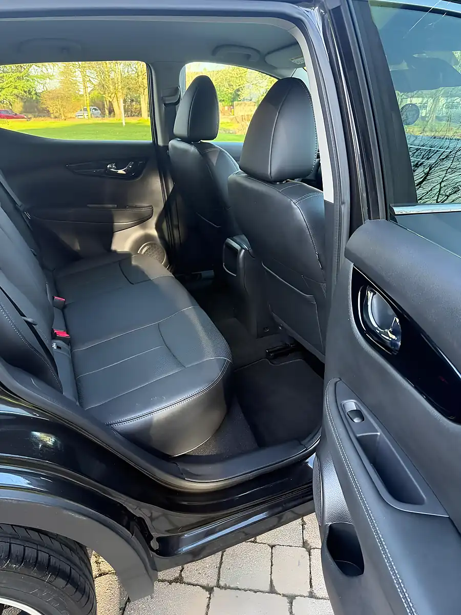 Used 2017 Nissan Qashqai Tekna Black - Interior and Exterior details 18
