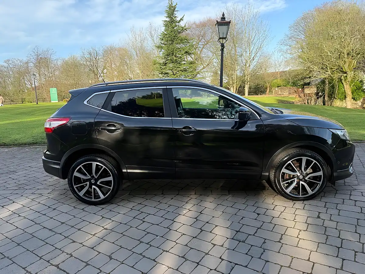 Used 2017 Nissan Qashqai Tekna Black - Interior and Exterior details 2