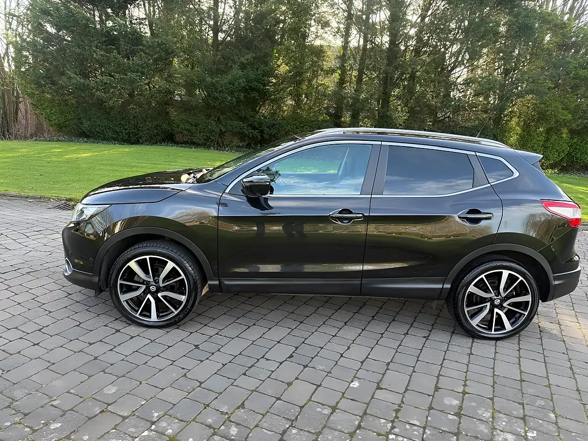 Used 2017 Nissan Qashqai Tekna Black - Interior and Exterior details 6