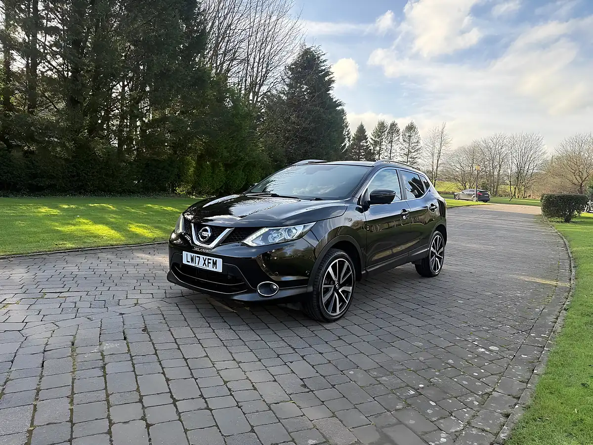 Used 2017 Nissan Qashqai Tekna Black - Interior and Exterior details 7