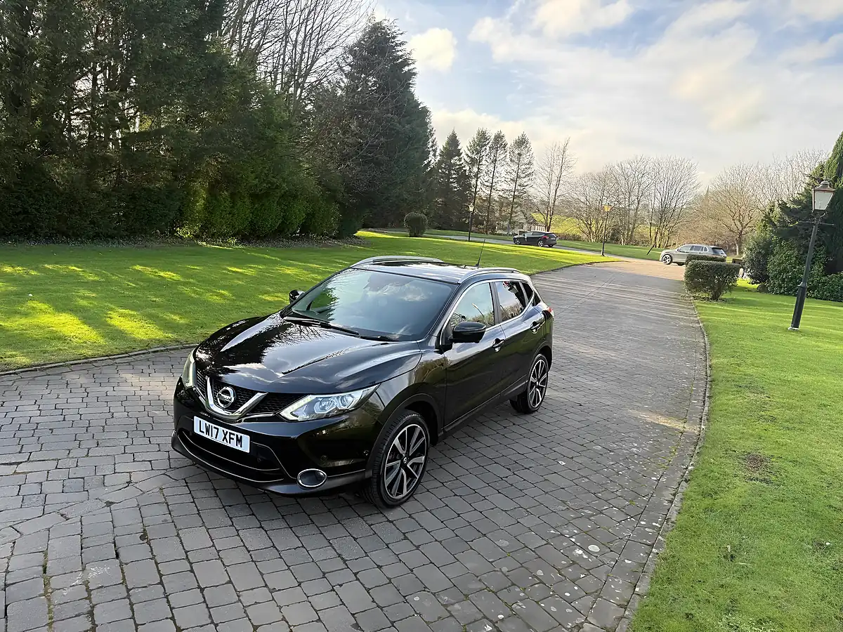 Used 2017 Nissan Qashqai Tekna Black - Interior and Exterior details 9