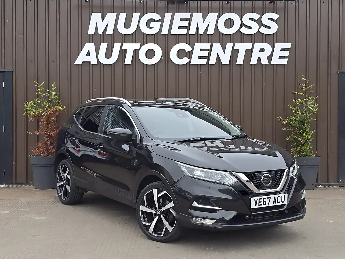 Used 2017 Nissan Qashqai Tekna Black - Front View