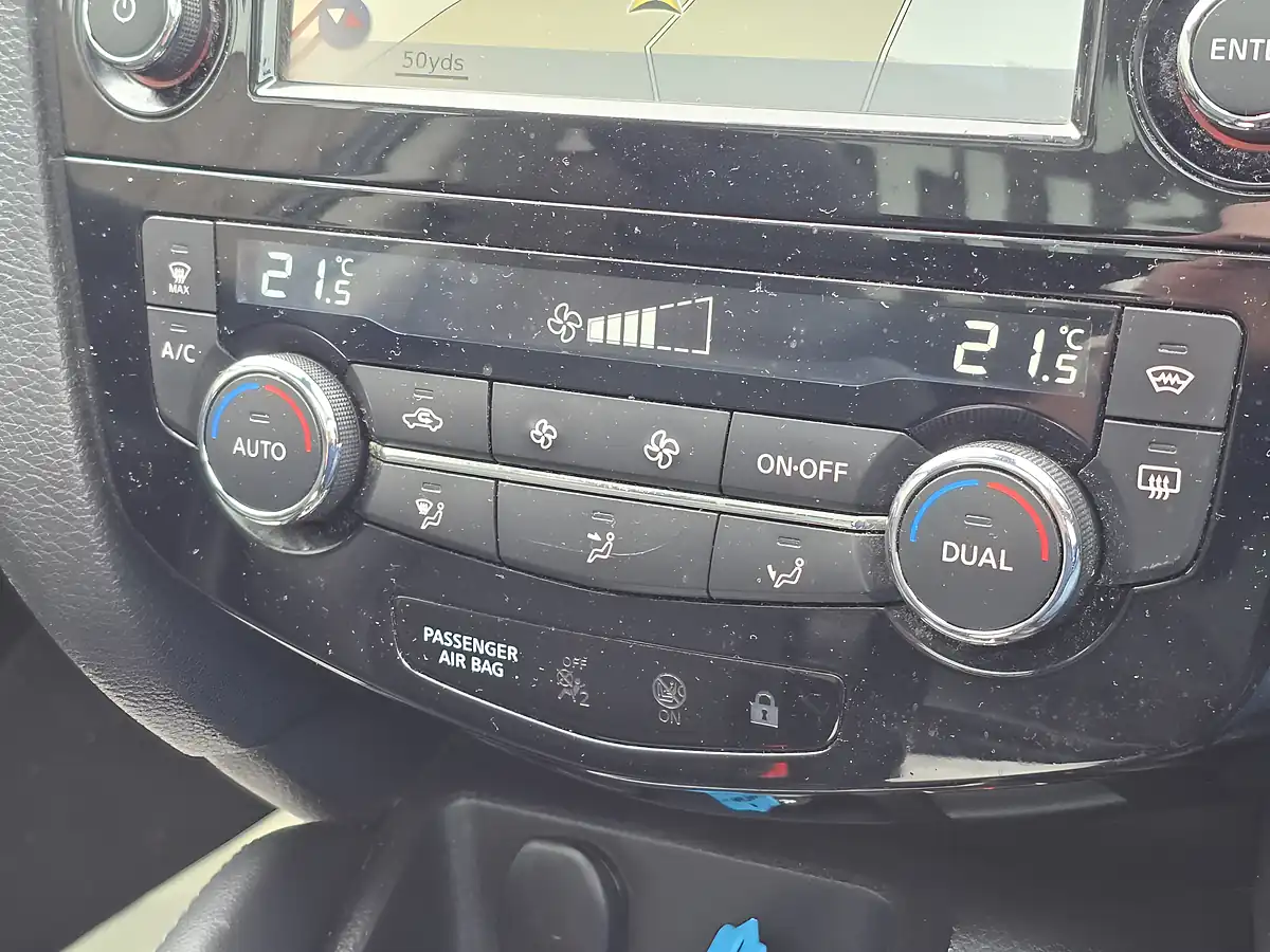 Used 2017 Nissan Qashqai Tekna Black - Interior and Exterior details 13