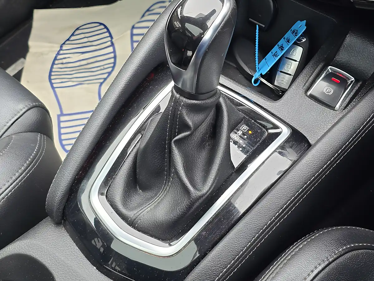 Used 2017 Nissan Qashqai Tekna Black - Interior and Exterior details 14