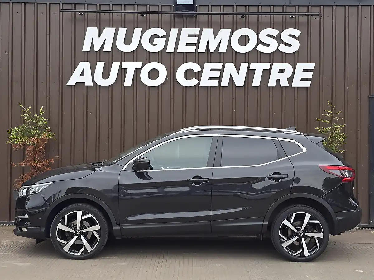Used 2017 Nissan Qashqai Tekna Black - Interior and Exterior details 4