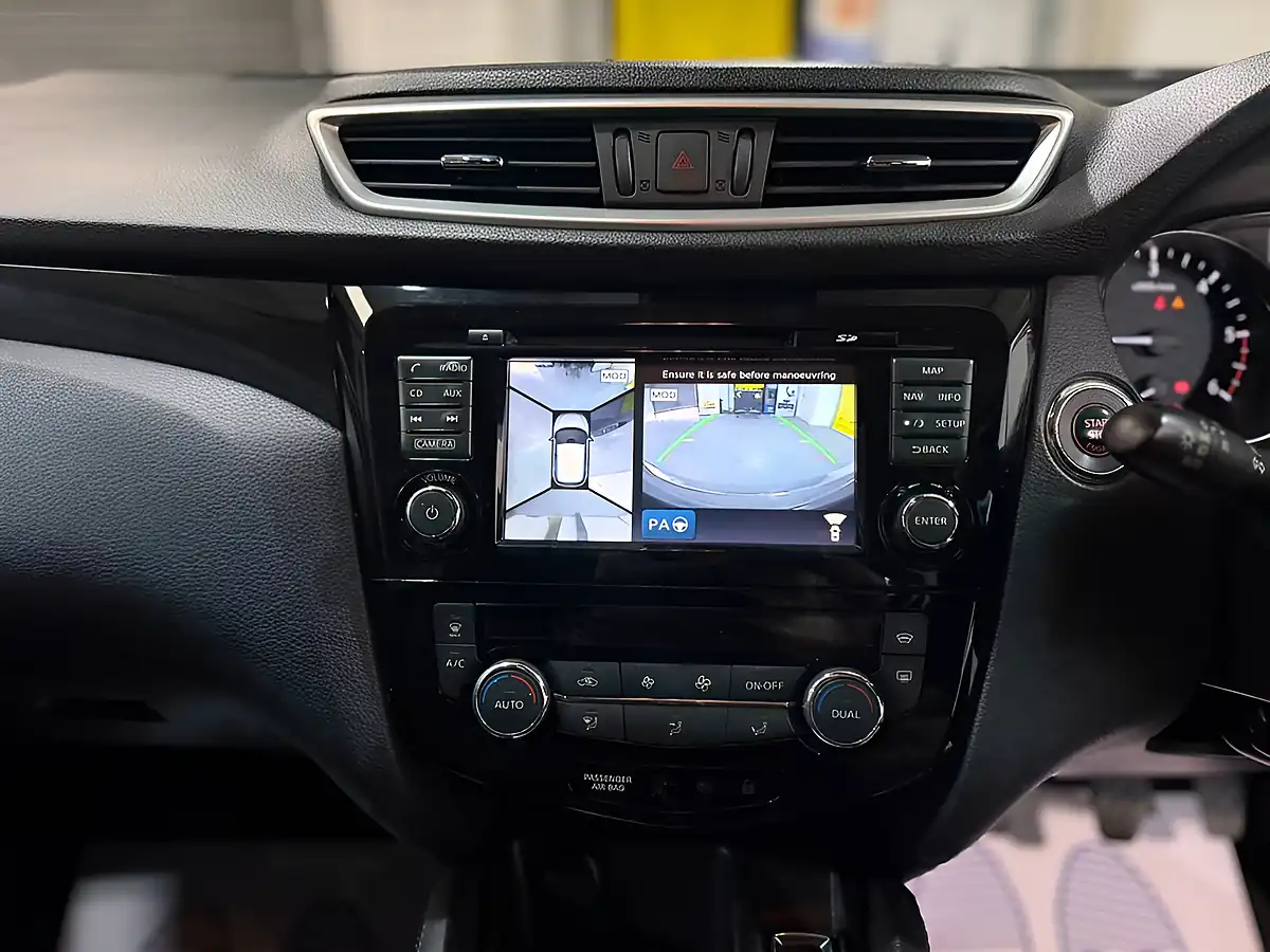 Used 2017 Nissan Qashqai Tekna Black - Interior and Exterior details 12