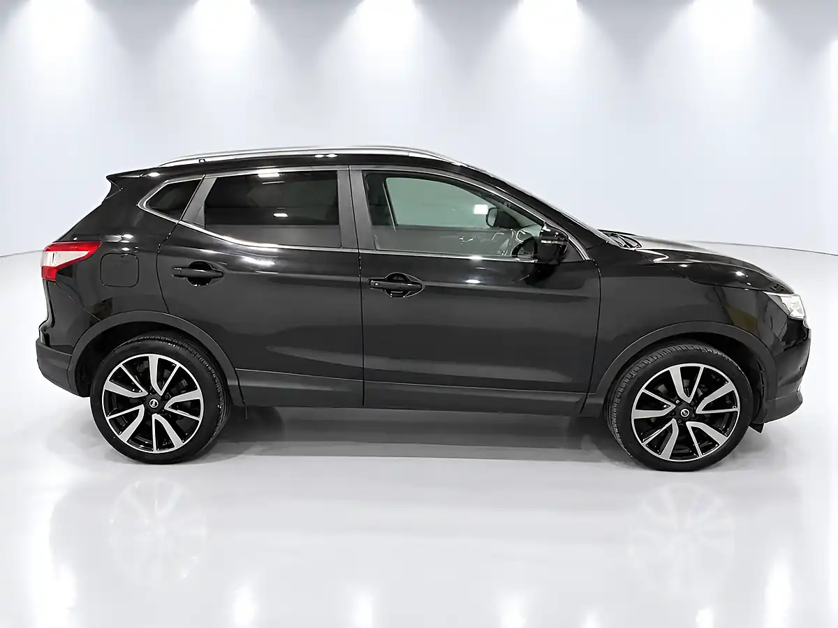 Used 2017 Nissan Qashqai Tekna Black - Interior and Exterior details 9