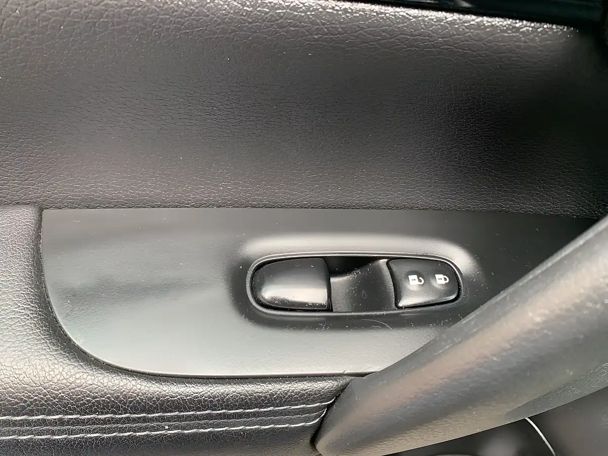 Used 2017 Nissan Qashqai Tekna Black - Interior and Exterior details 16