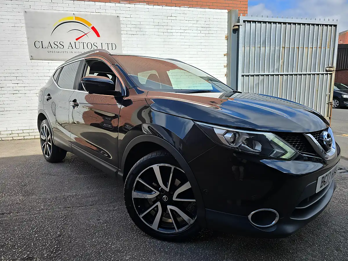 Used 2017 Nissan Qashqai Tekna Black - Front View