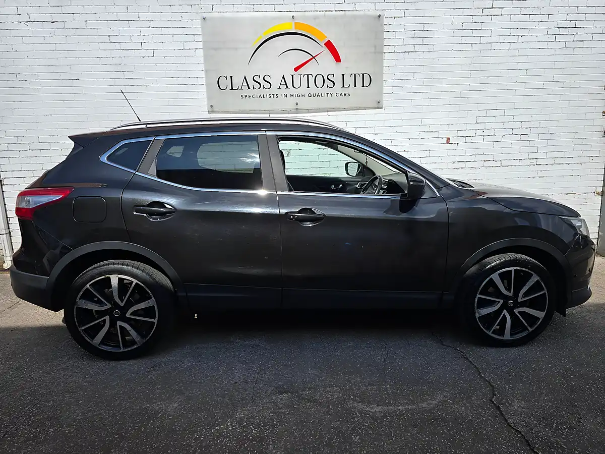 Used 2017 Nissan Qashqai Tekna Black - Interior and Exterior details 10