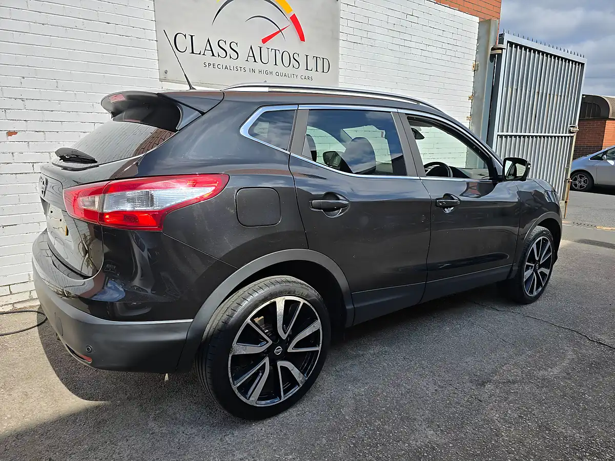 Used 2017 Nissan Qashqai Tekna Black - Interior and Exterior details 11