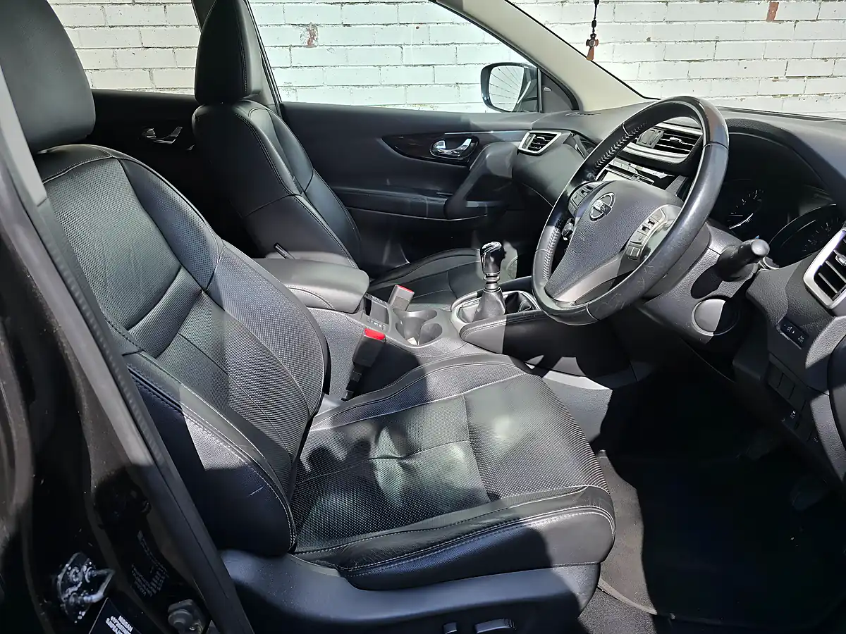 Used 2017 Nissan Qashqai Tekna Black - Interior and Exterior details 13