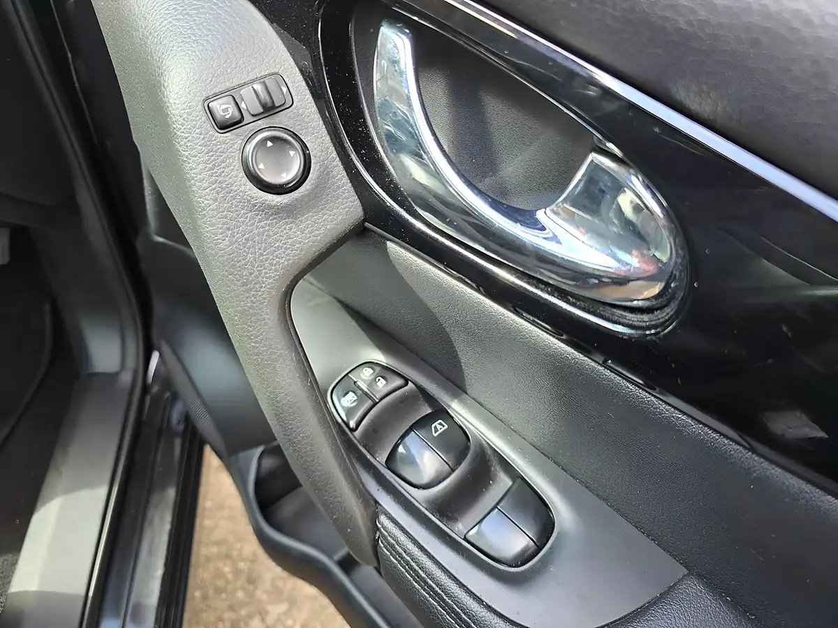 Used 2017 Nissan Qashqai Tekna Black - Interior and Exterior details 16