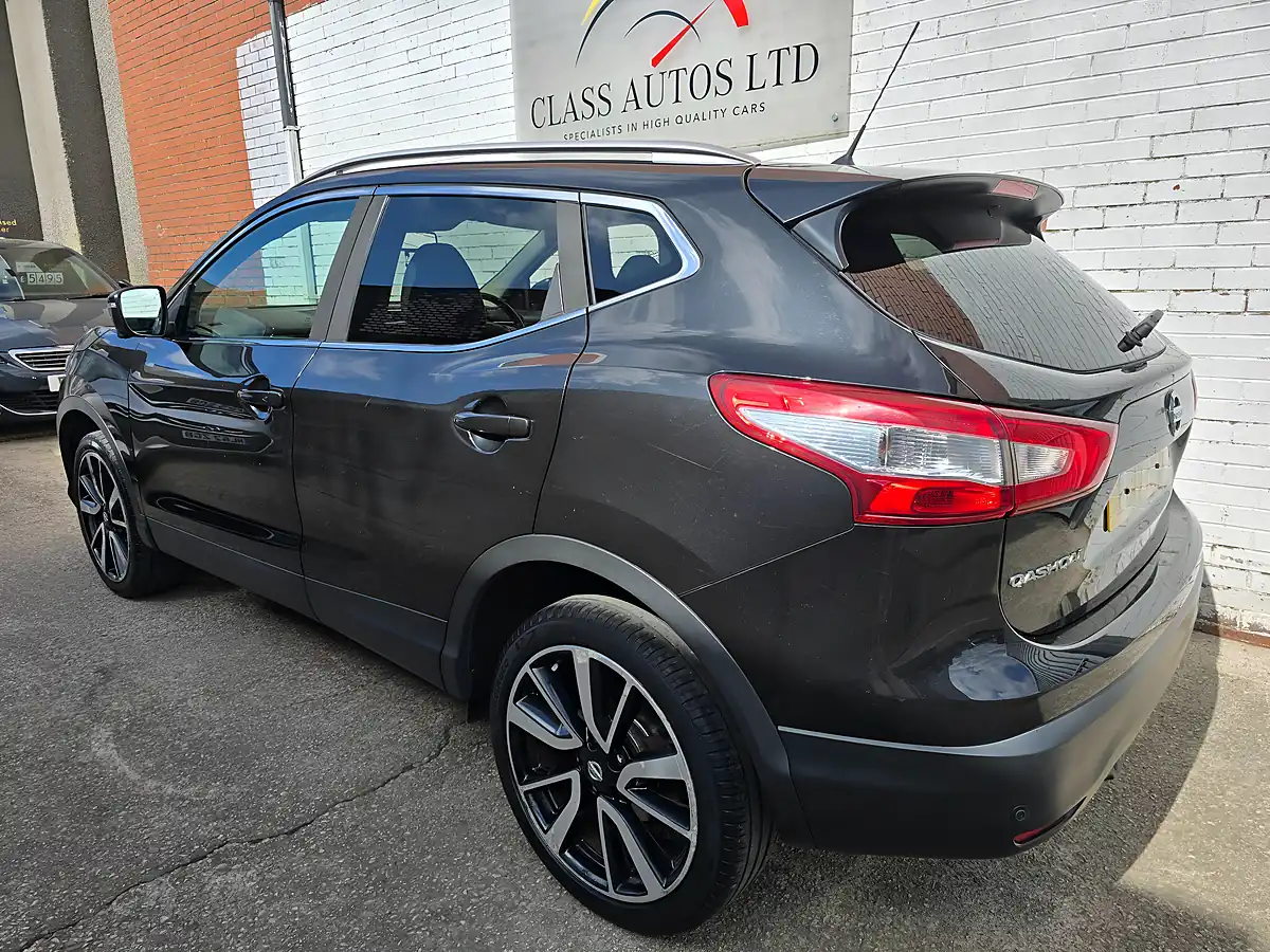 Used 2017 Nissan Qashqai Tekna Black - Interior and Exterior details 5