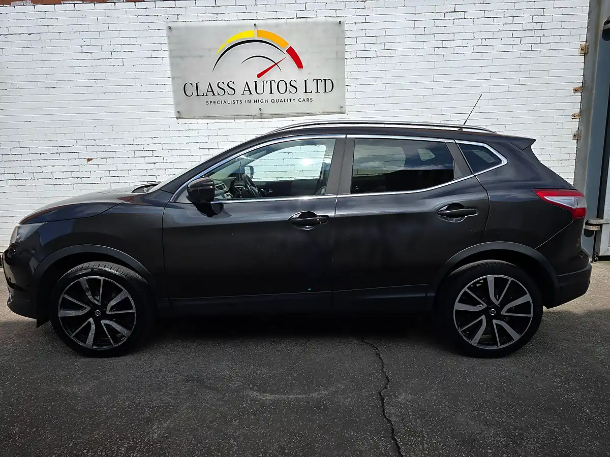 Used 2017 Nissan Qashqai Tekna Black - Interior and Exterior details 8