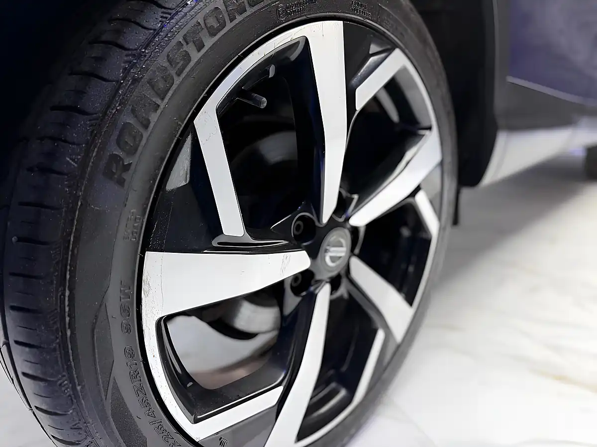 Used 2017 Nissan Qashqai Tekna Blue - Interior and Exterior details 10