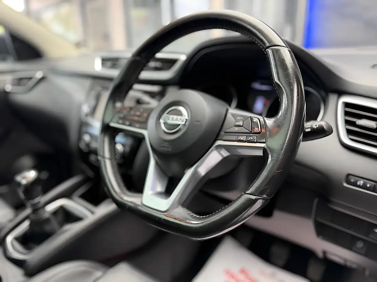 Used 2017 Nissan Qashqai Tekna Blue - Interior and Exterior details 14
