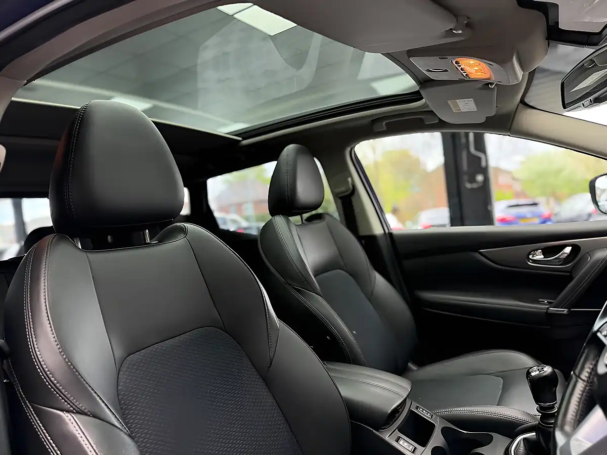 Used 2017 Nissan Qashqai Tekna Blue - Interior and Exterior details 16